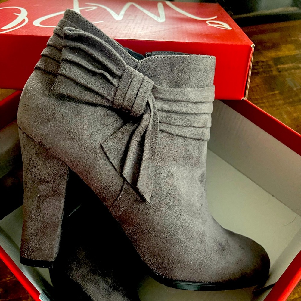 Size 9 Grey suede booties